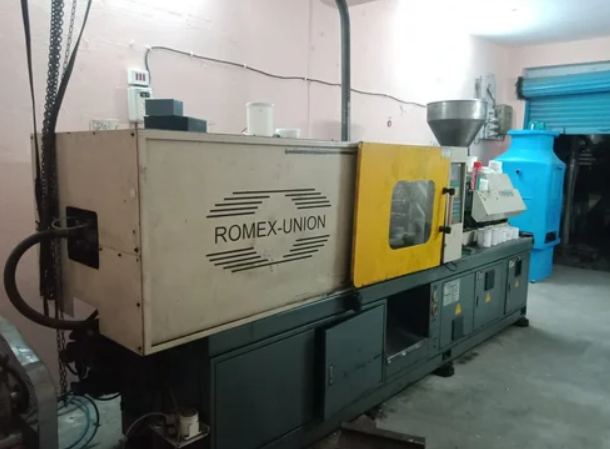 Medium-sized injection molding machine with digital display showing production parameters